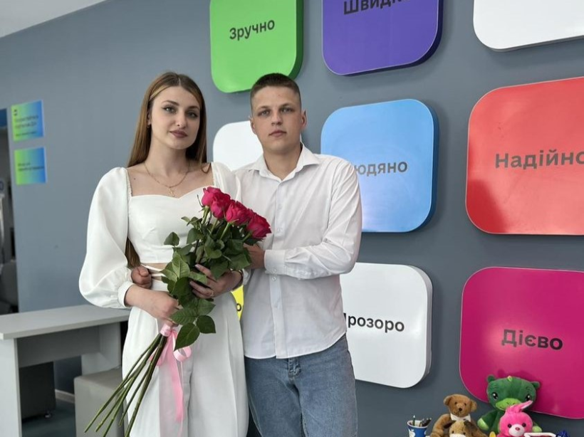 На фото - військовий з дружиною