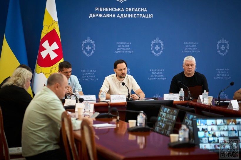 Засідання в Рівненській обласній державній адміністрації за участю керівництва області, представників громад та профільних служб. Нарада проходить у змішаному форматі: частина учасників присутня в залі, інші долучилися онлайн через відеоконференцію.