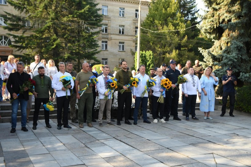 Покладання квітів