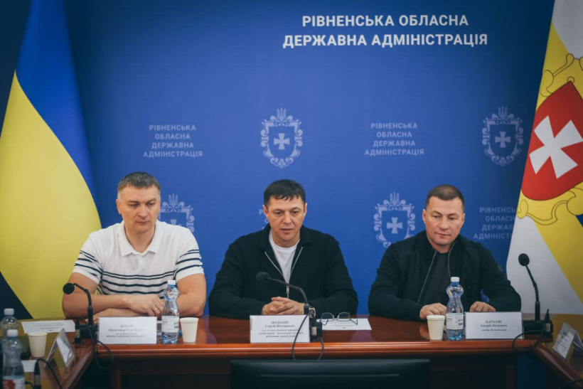 На фото (зліва направо) - заступник голови ОДА О.Кохан, перший заступник голови ОДА С.Подолін, голова обласної ради А.Карауш