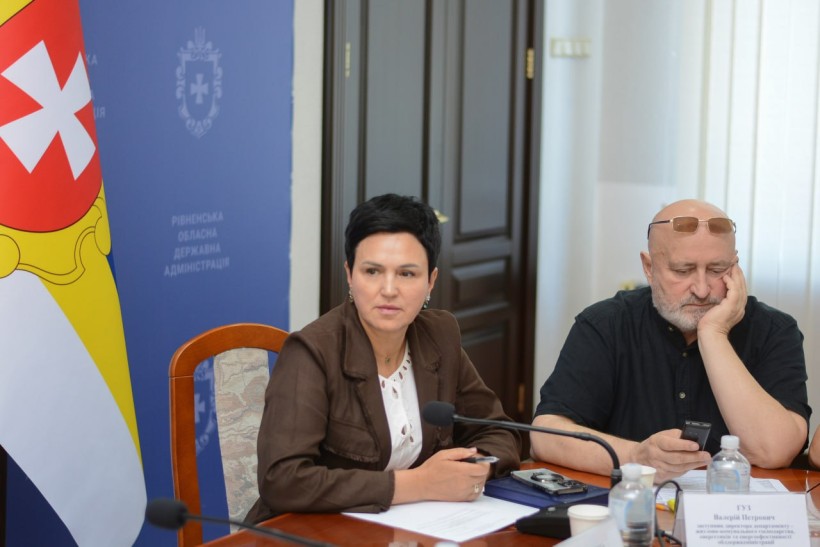 Учасники наради - заступниця голови Рівненської ОДА Людмила Шатковська та заступник директора Департаменту ЖКГ Валерій Гуз