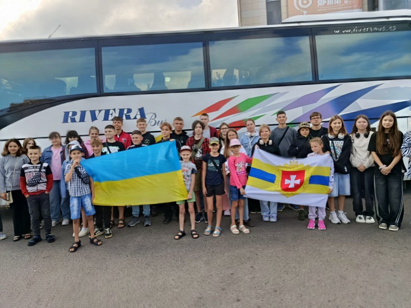 Група дітей біля автобуса
