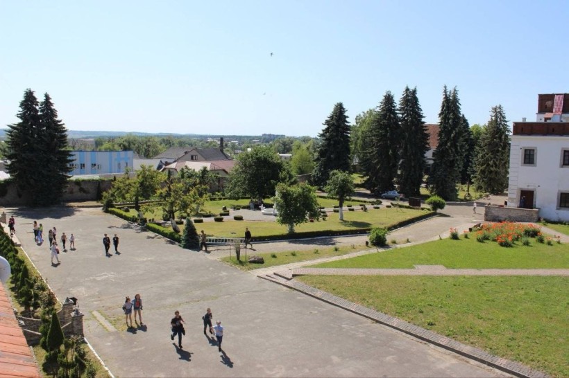 Фото території замку князів Острозьких-Любомирських у Дубні