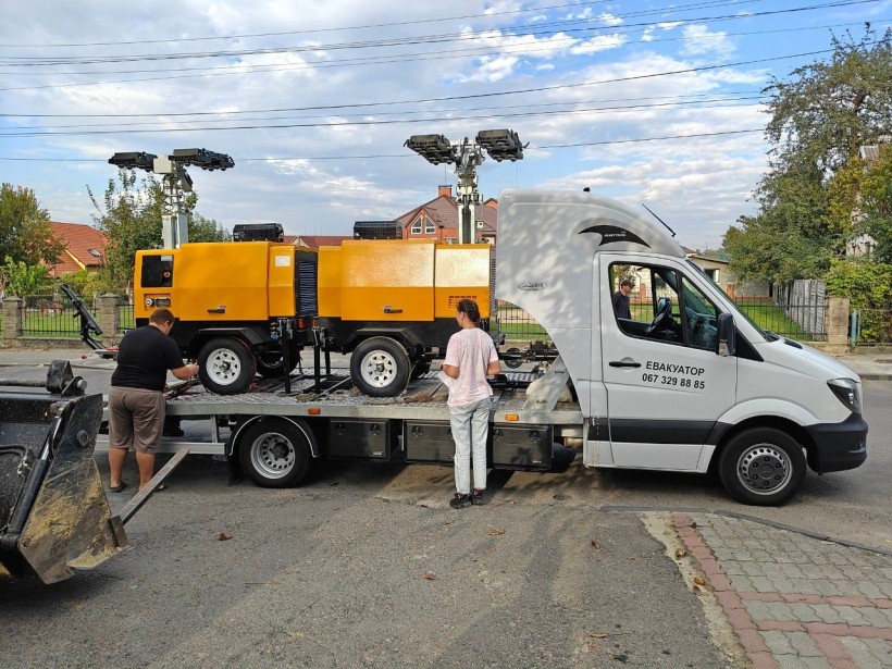 Пересувна освітлювальна вежа у громаді