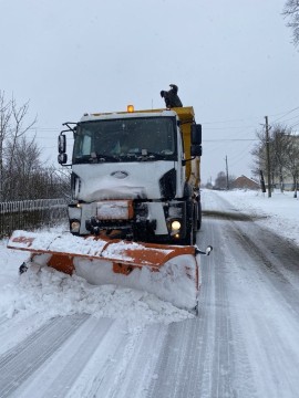 На фото - робота снігоочисної техніки