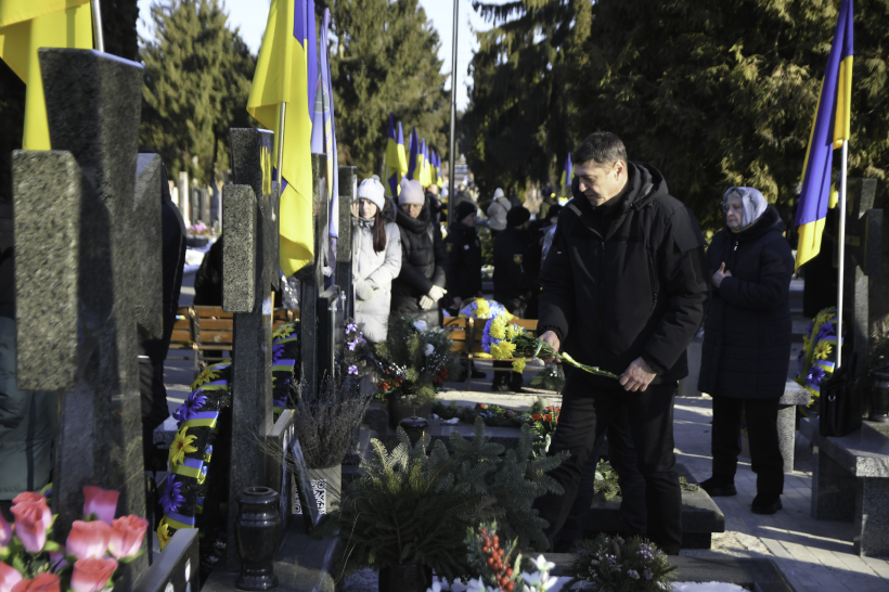 Перший заступник голови Рівненської ОДА Сергій Подолін покладає квіти то могил полеглих воїнів