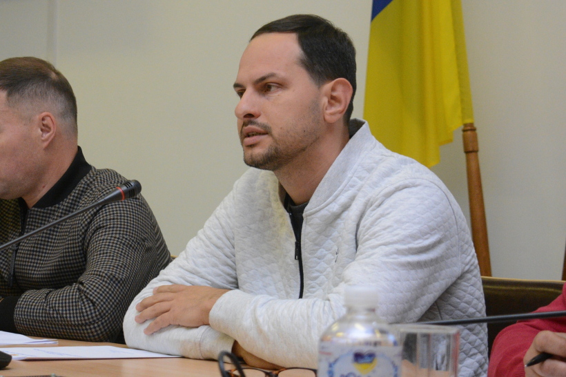 Начальник Рівненської ОВА Олександр Коваль сидить у президії та спілкується із присутніми