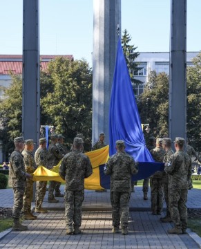 Урочиста церемонія підняття Державного Прапора України