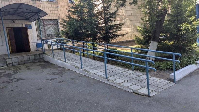Перед входом у адмінбудівлю пандус із поручнями