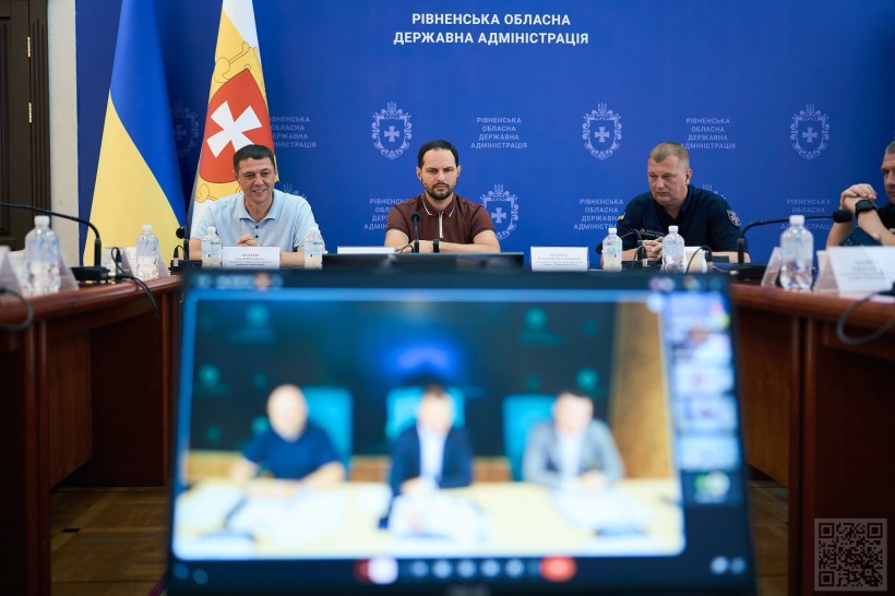 На фото — робоча нарада в Рівненській обласній державній адміністрації. За столом перебувають представники обласної влади та служб, а на передньому плані видно монітор із відеозв’язком, що свідчить про участь в онлайн-форматі.