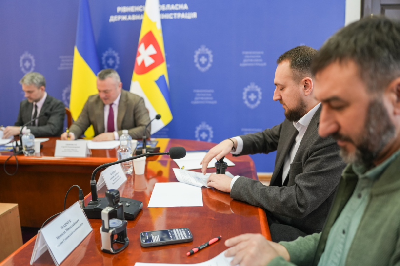 Представники влади та місцевого самоврядування підписують Меморандум