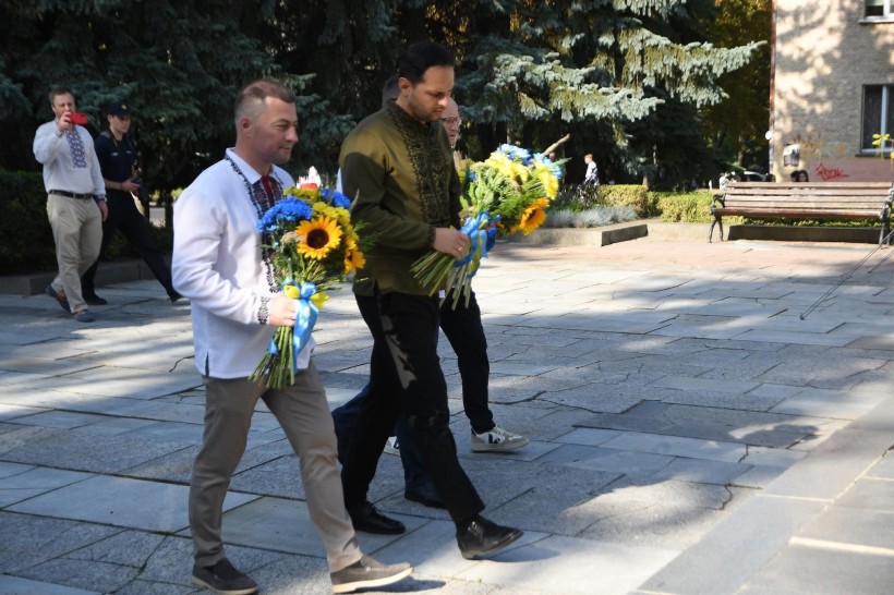 Покладання квітів
