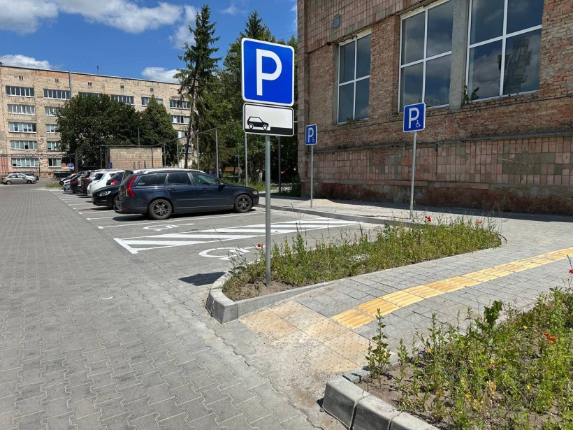 Паркувальний майданчик поруч центральної міської лікарні