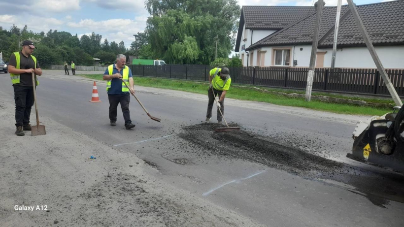 процес ремонту дороги