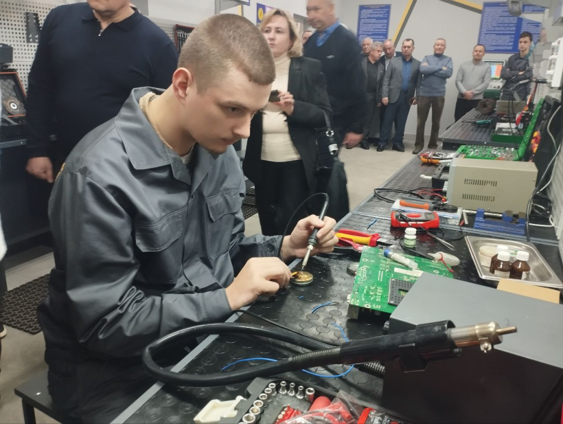 Молодий учень вчиться слюсарно-ремонтним технологіям