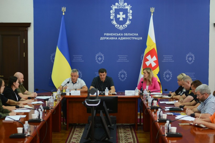 Нарада під час якої за столом сидять: перший заступник голови Рівненської ОДА Сергій Подолін, представники Департаменту освіти і науки ОДА, силових структур, керівники органів місцевого самоврядування,  органів держнагляду. Вони сидять тадивляться на монітори, де у онлайн-нараді беруть участь представники громад області.