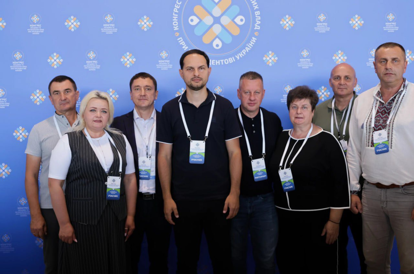 Начальник Рівненської ОВА Олександр Коваль та представники громад Рівненщини стоять для загального фото під час конгресу