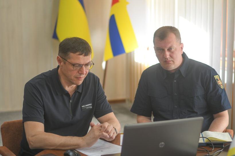 На фото - перший заступник голови Рівненської ОДА С.Подолін та т.в.о. начальника Головного управління ДСНС України у Рівненській області В.Захарчук