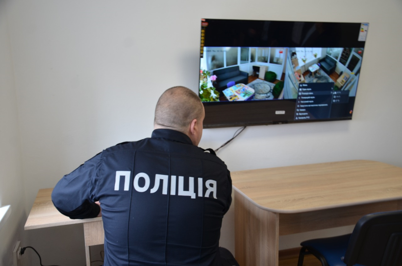 Поліцейські, які зможуть спостерігати за дітьми у "зеленій кімнаті"