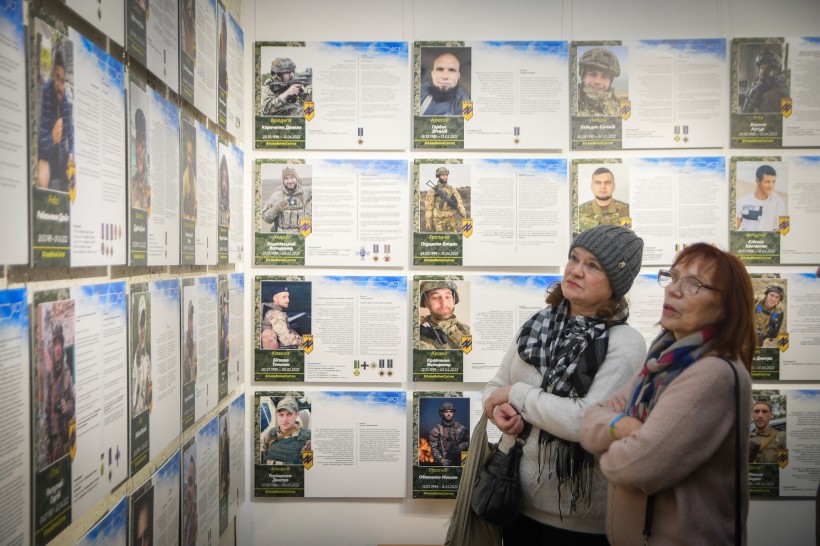 Фото з відкриття виставки, присвяченої пам’яті бійців «Азову»