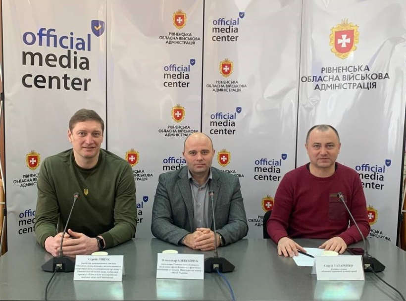 На фото - учасники брифінгу