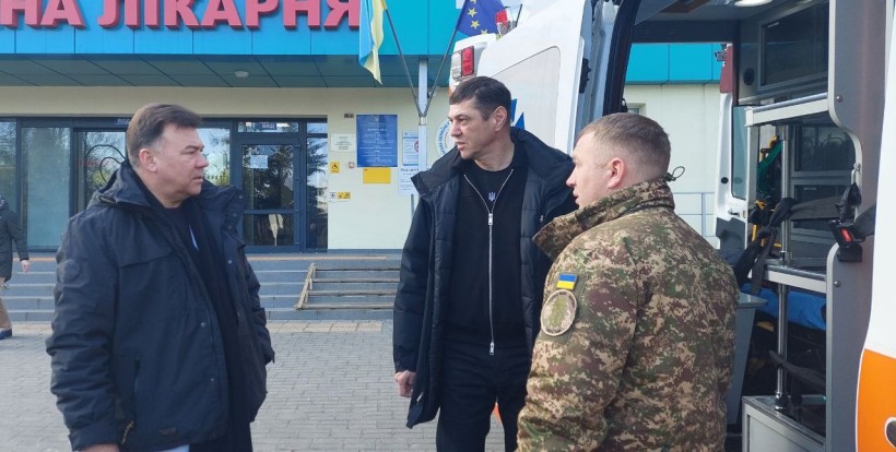 Фото з передачі карети швидкої допомоги нацгвардійцям