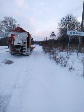 На фото - робота снігоприбиральної техніки