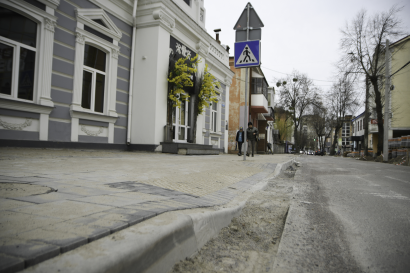 Вулиця Симона Петлюри міста Рівне, де проводиться ремонт із урахуванням безбар'єрності