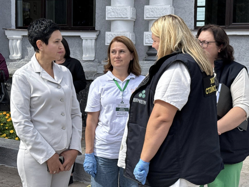 Заступниця голови Рівненської ОДА Людмила Шатковська та інші дві жінки, що зустрічають внутрішньо переміщених осіб стоять на Рівненському вокзалі та спілкуються
