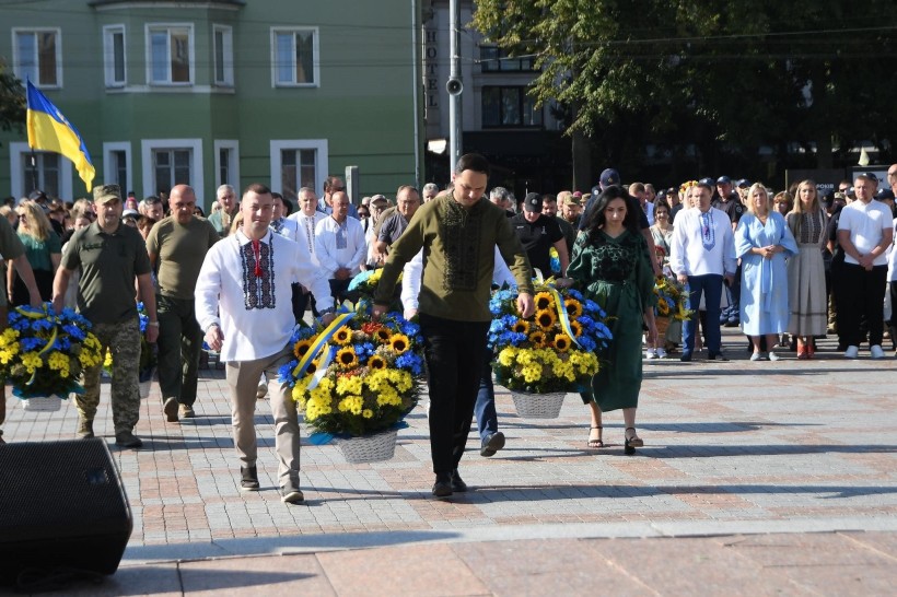 Покладання квітів