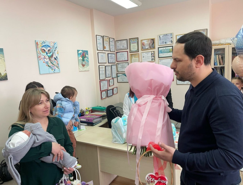 Начальник ОВА Олександр Коваль та вдова загиблого воїна Олена Савенко з новонародженим