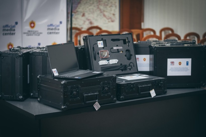 Фото з передачі у ЦНАПи Вараської, Корецької, Березнівської, Острозької, Гощанської, Демидівської, Клеванської, Козинської громад "мобільних кейсів"
