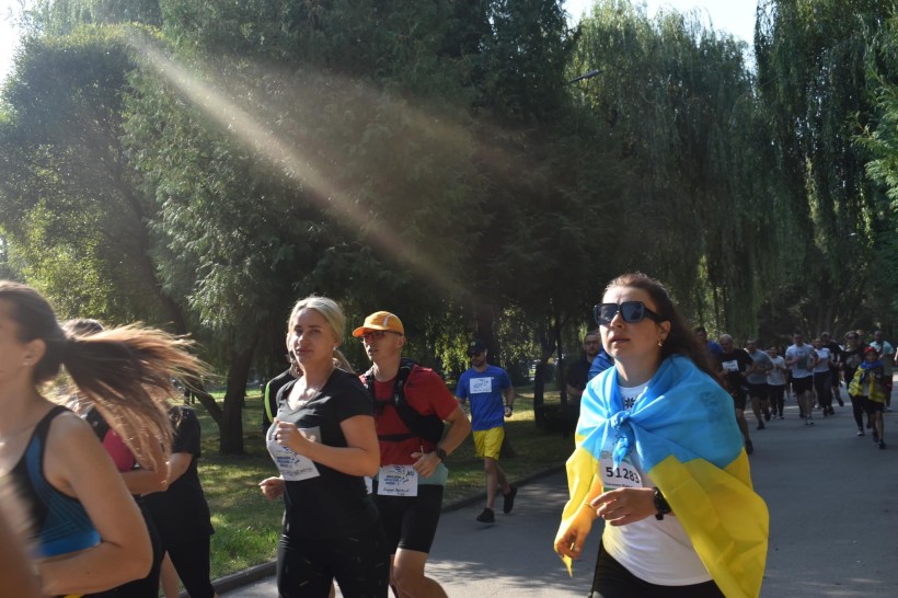 Учасники забігу «Біжу за Героїв»