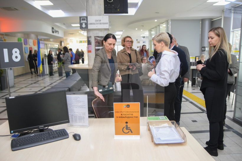 На фото - радниця-Уповноважена Президента України з питань безбар’єрності Т.Ломакіна в ЦНАПі м.Рівне