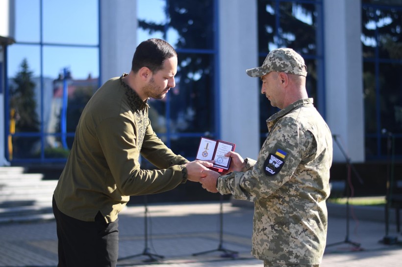 Начальник Рівненської ОВА О.Коваль вручає найвищу відзнаку області «Слава Рівненщини»