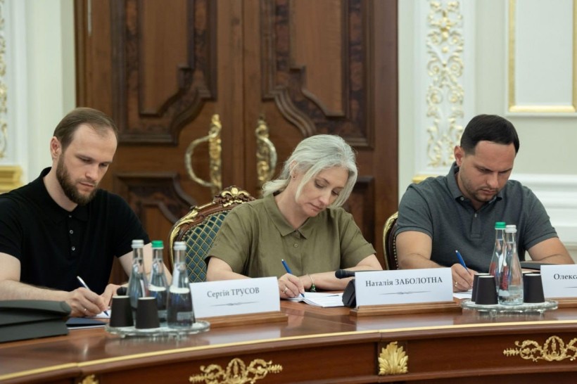 на фото учасники наради