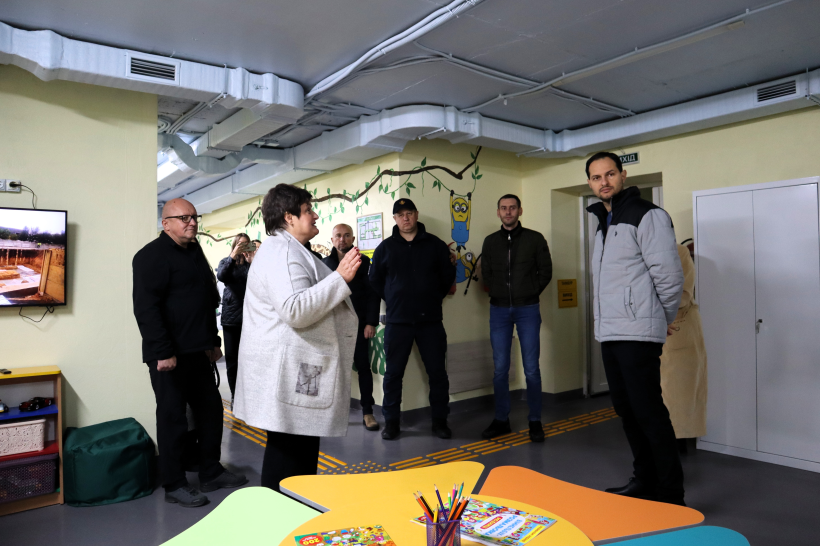 Білокриницький сільський голова Тетяна Гончарук показує начальнику Рівненської ОВА Олександру Ковалю та іншим представникам  місцевої влади сучасне украття дитячого садка