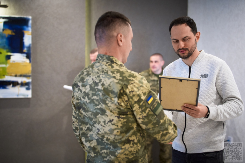 Начальник Рівненської ОВА Олександр Коваль вручає відзнаки прикордонникам