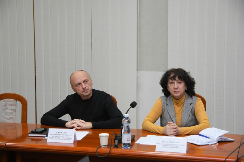На фото - члени робочої групи "Прозорість і підзвітність"