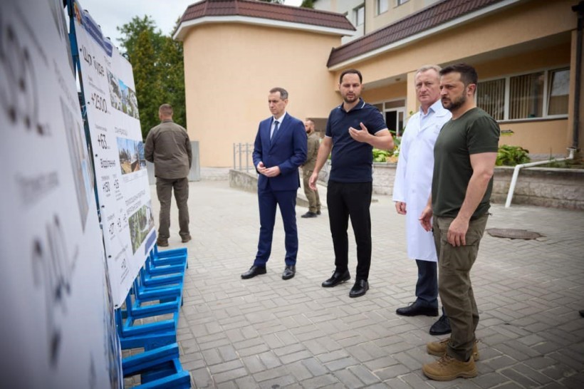 Володимир Зеленський та Олександр Коваль під час поїздки у госпіталь