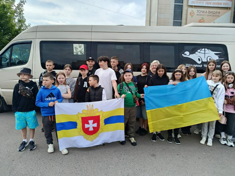 22 дитини учасників бойових дій, безвісти зниклих і загиблих воїнів з Рівненської області, які вирушили на відпочинок в Артек
