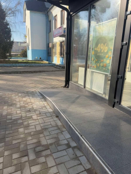 Вхід у приміщення, де обладнано зручний пандус для руху людей на кріслі колісному