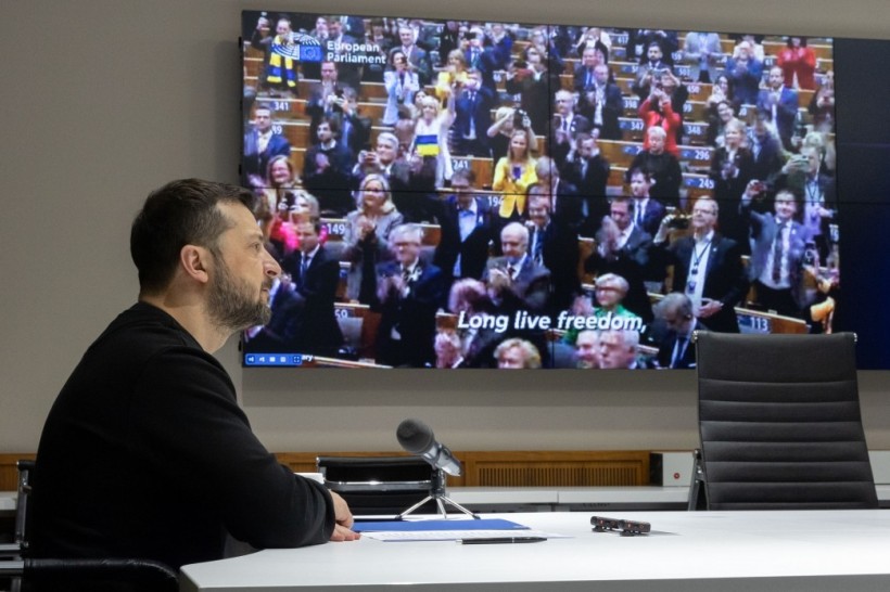 Президент України В.Зеленський під час звернення до учасників спеціальної сесії Європарламенту, присвяченої тисячі днів повномасштабної війни