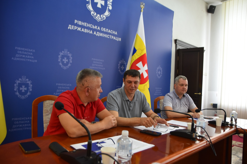 Перший заступник голови Рівненської ОДА Сергій Подолін та інші члени наради у залі Рівненської ОДА