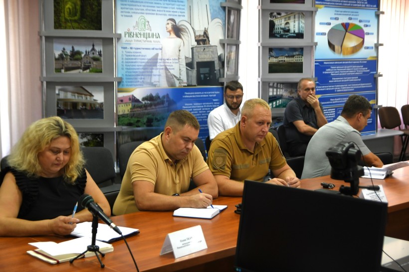 Члени робочої групи "Прозорість і підзвітність" при Рівненській ОДА