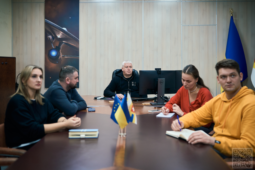 В кабінеті за столом сидять: перший заступник голови ОДА Олександр Терещенко, представники департаменту цифрових трансформацій. Вони дивляться на екран відеозв'язку, дехто записує у записники доручення