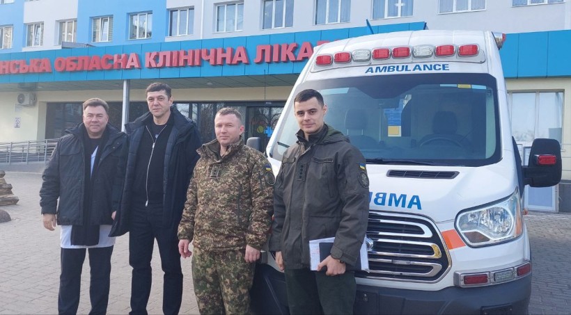 Фото з передачі карети швидкої допомоги нацгвардійцям