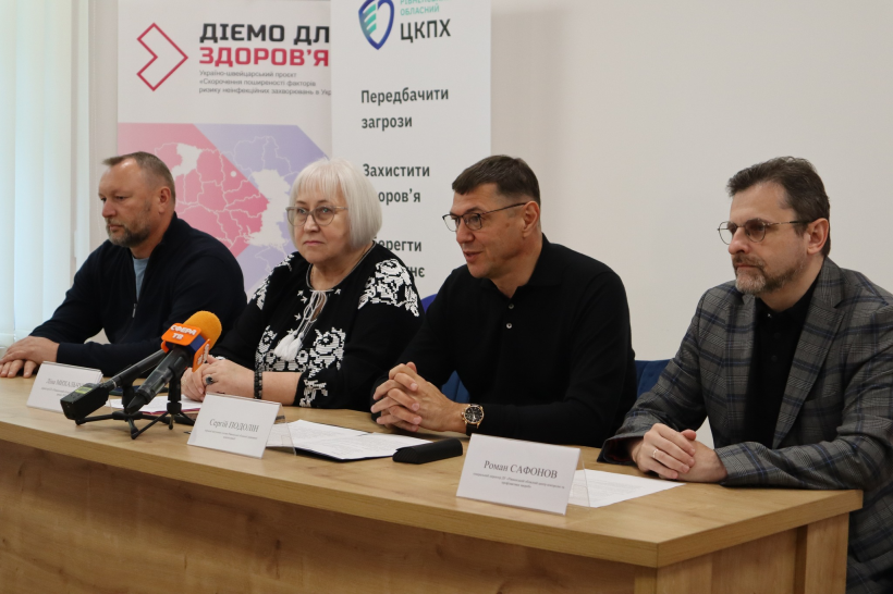 Перший заступник голови Рівненської ОДА Сергій Подолін під час брифінгу. Серед спікерів також були: генеральний директор ДУ «Рівненський обласний центр контролю та профілактики хвороб Міністерства охорони здоров'я Україн» Роман Сафонов, директорка обласного центру служби крові Ліна Михальчук та донор Олександр Кучерук