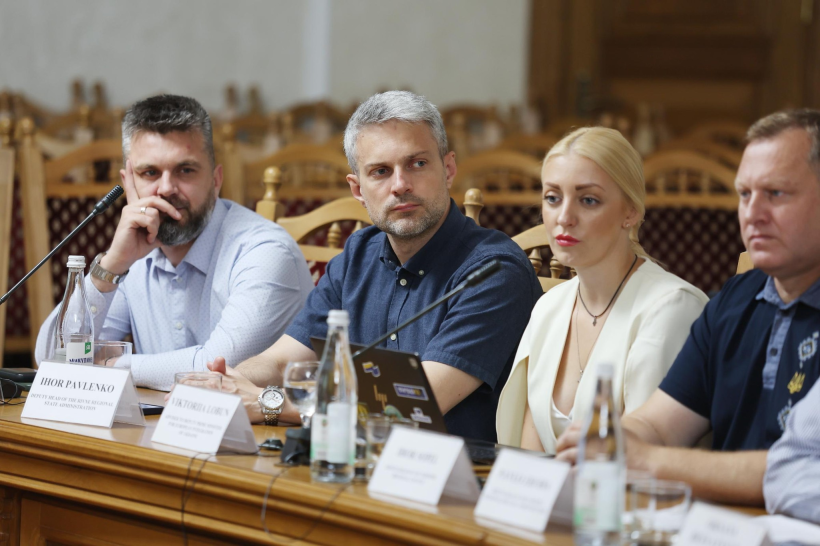 Заступник голови Рівненської ОДА Ігор Павленко та інші учасники зустрічі сидять за столом