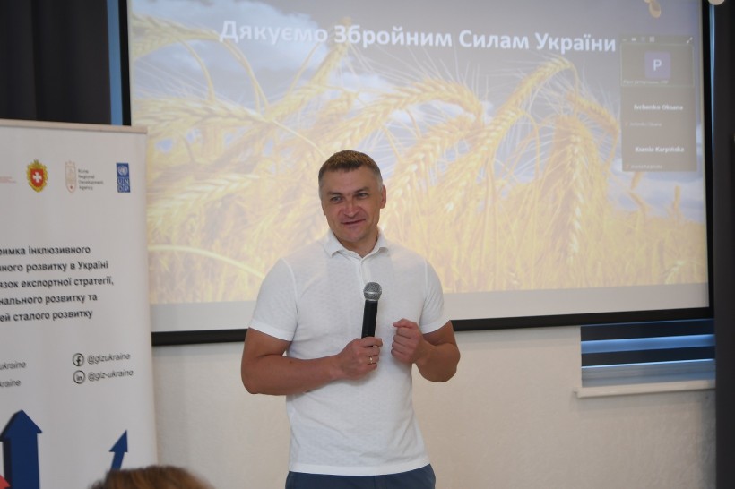 Заступник голови Рівненської ОДА О.Кохан звертається з вітальним словом до учасників заходу